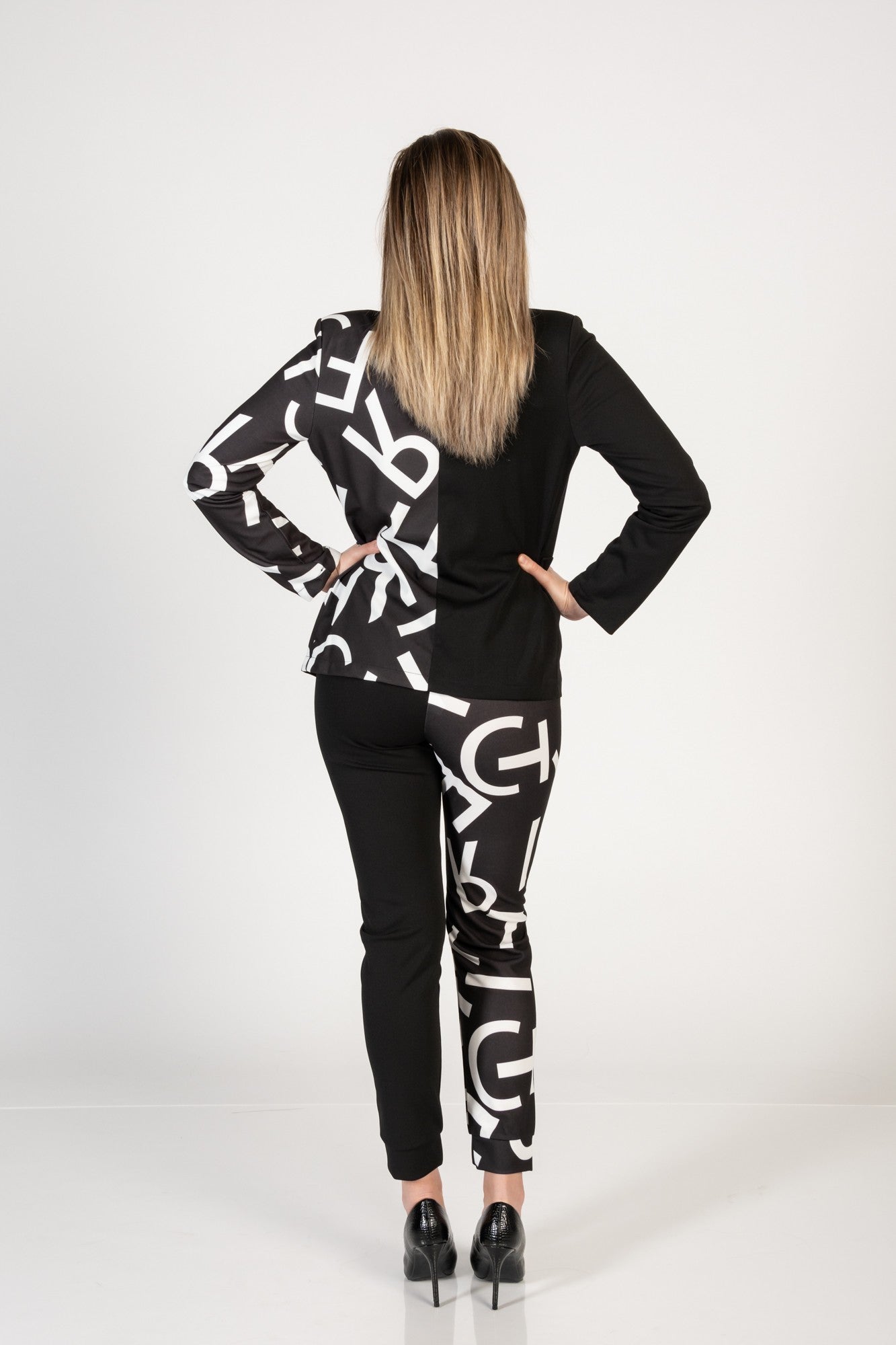 Elegant white trousers set with blazer featuring Estrena letter print, showcasing long sleeves and fitted trousers with drawstring.