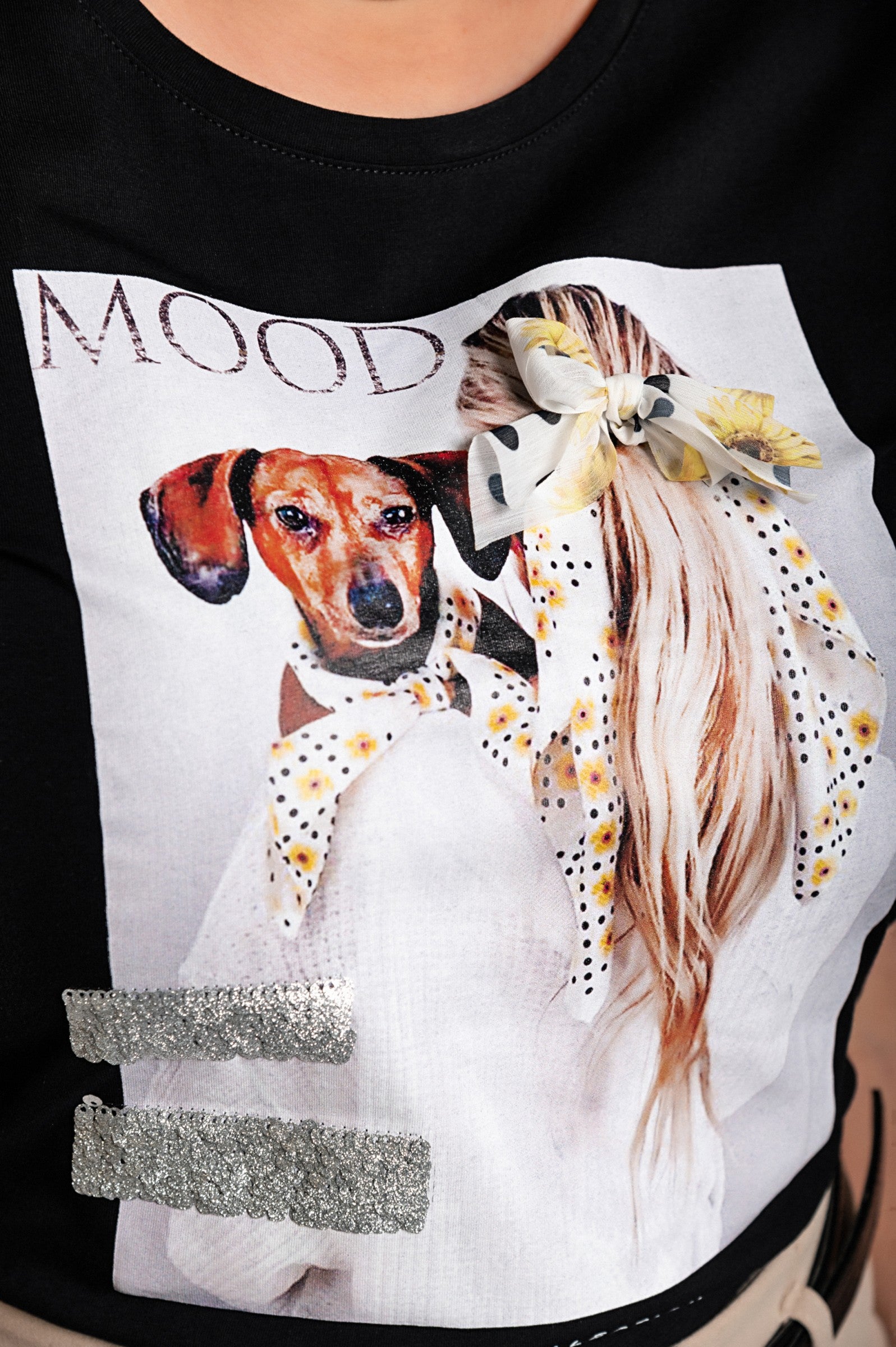 Stylish black T-shirt with short sleeves and decorative details, featuring a round collar, made from high-quality fabric.