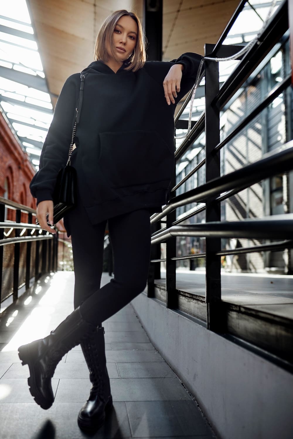 Women's black oversize sweatshirt and ribbed leggings set, showcasing a cozy and stylish outfit perfect for casual wear.