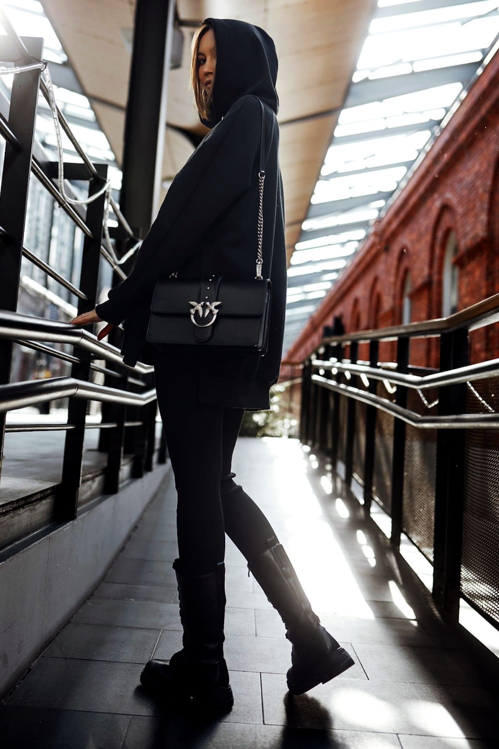 Women's black oversize sweatshirt and ribbed leggings set, showcasing a cozy and stylish outfit perfect for casual wear.