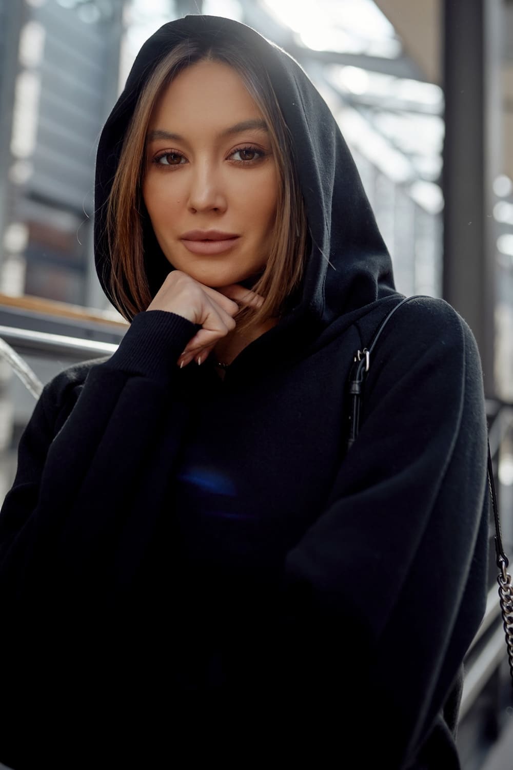 Women's black oversize sweatshirt and ribbed leggings set, showcasing a cozy and stylish outfit perfect for casual wear.