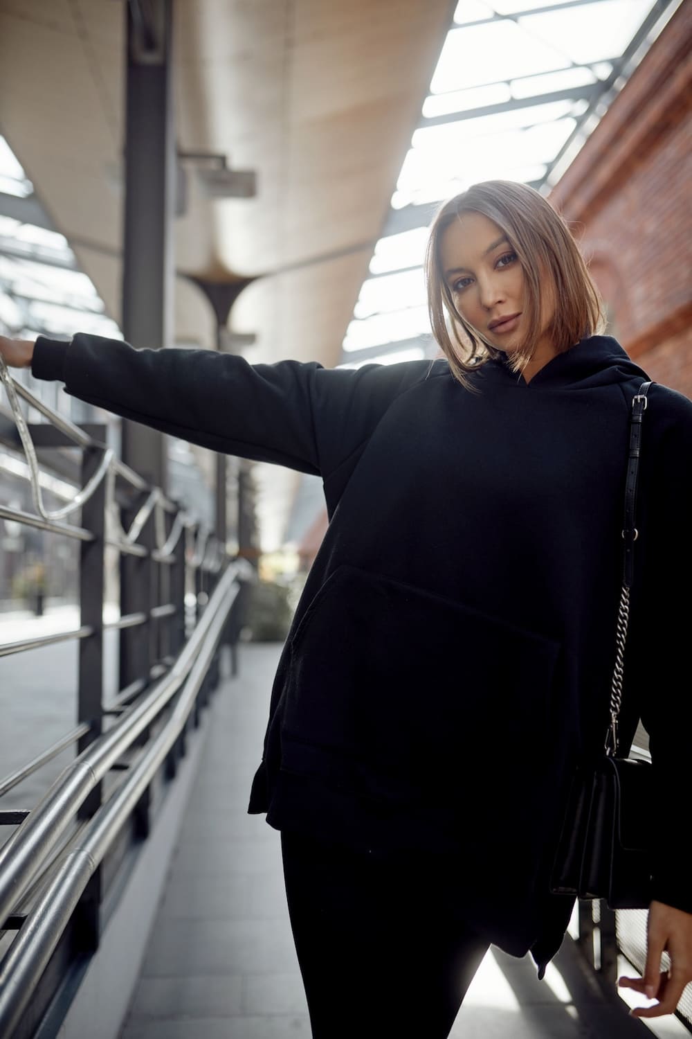 Women's black oversize sweatshirt and ribbed leggings set, showcasing a cozy and stylish outfit perfect for casual wear.