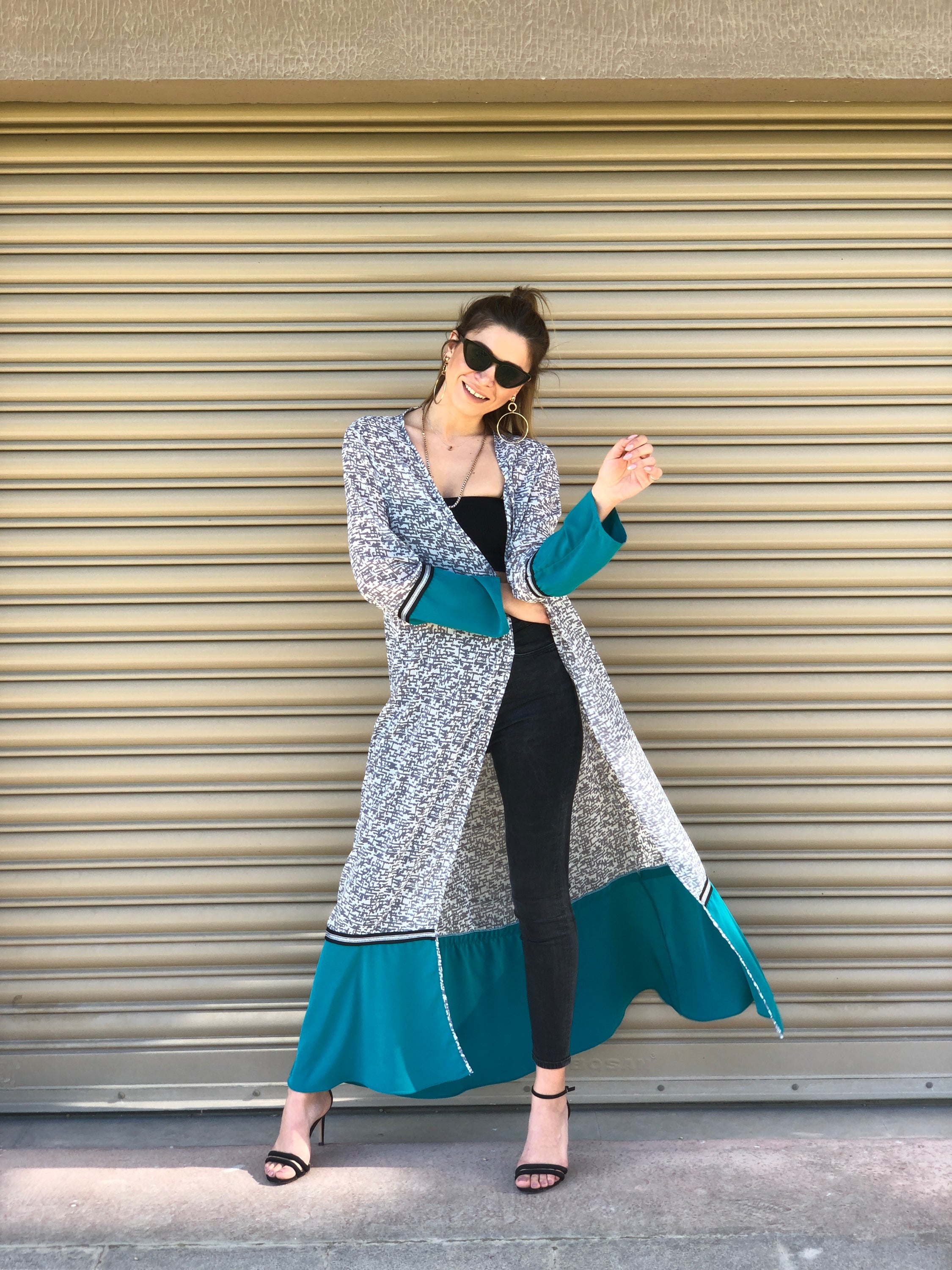 Yeşil Etek Uçlu Gri Maxi Kimono featuring a flowing chiffon design with a green hem.