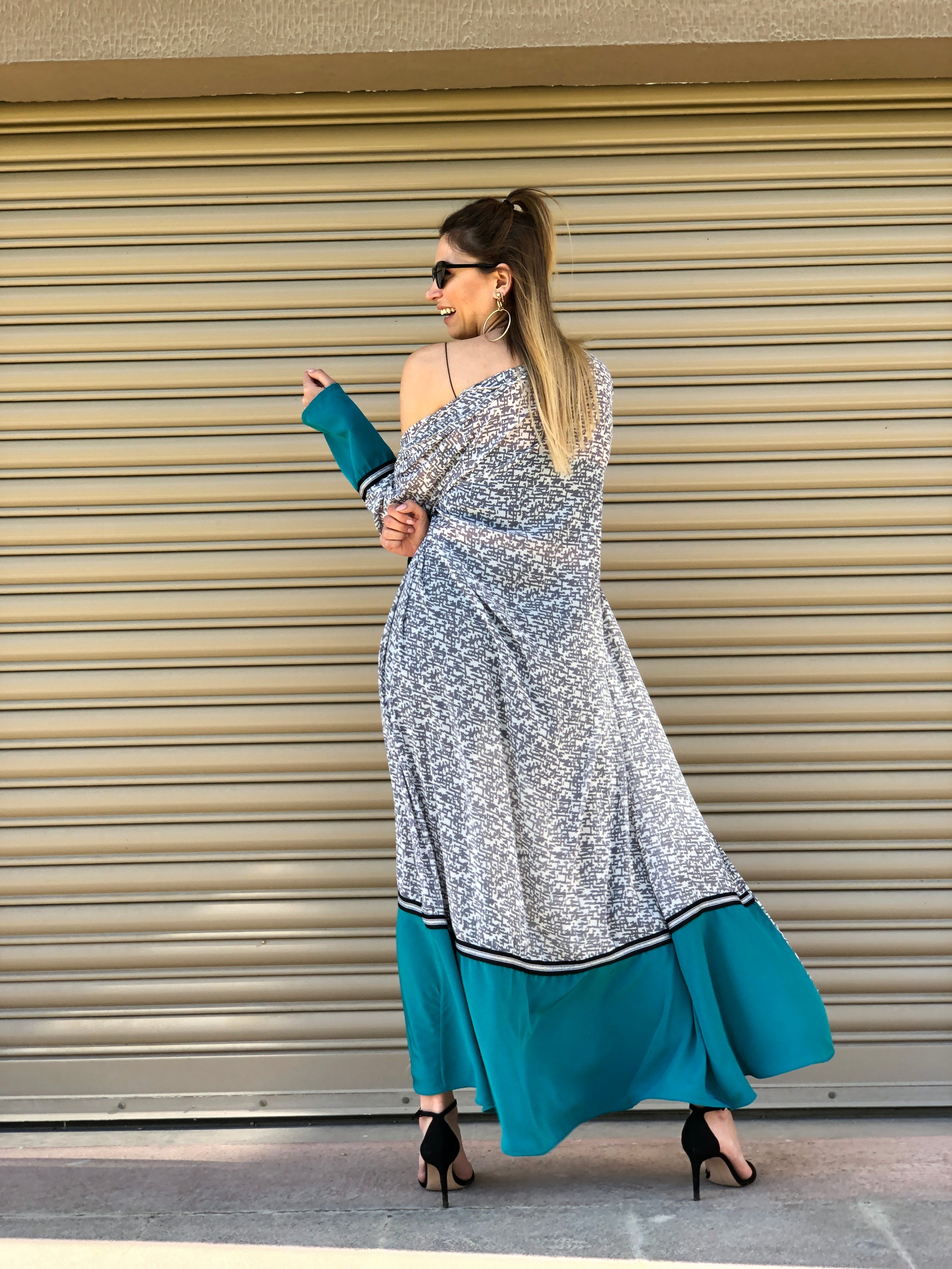 Yeşil Etek Uçlu Gri Maxi Kimono featuring a flowing chiffon design with a green hem.