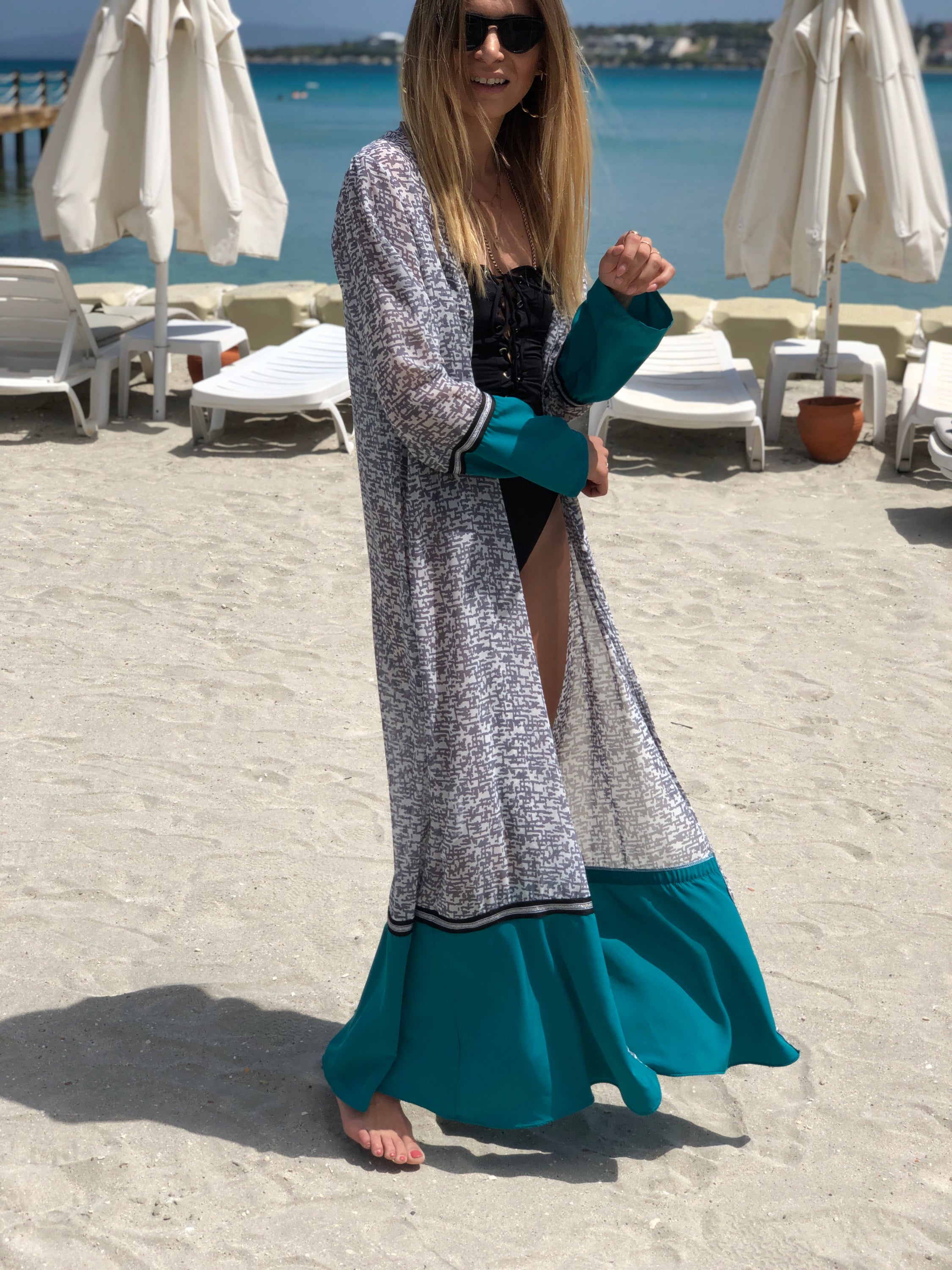 Yeşil Etek Uçlu Gri Maxi Kimono featuring a flowing chiffon design with a green hem.
